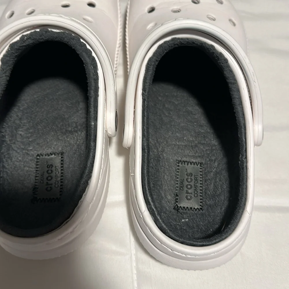 Fleece lined crocs size 7W/5M - Picture 2 of 6